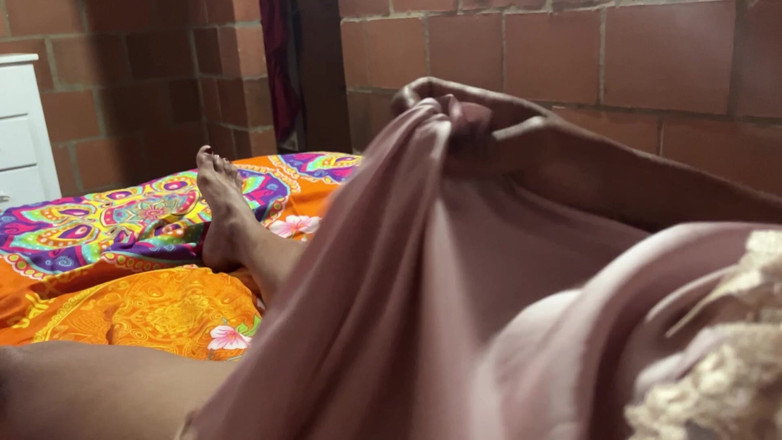 Brunettehotts: Desperte Tan Caliente En Mi Cama