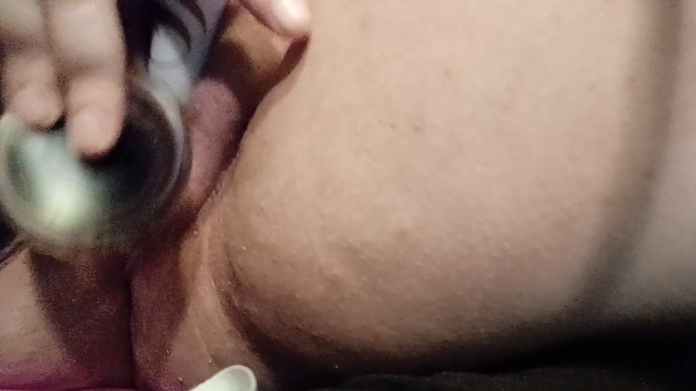 Nicky Wills: Big dildo masterbaiting fat pussy