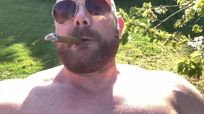 Jack stacked: Fumo il mio sigaro all'aperto nella calore estiva