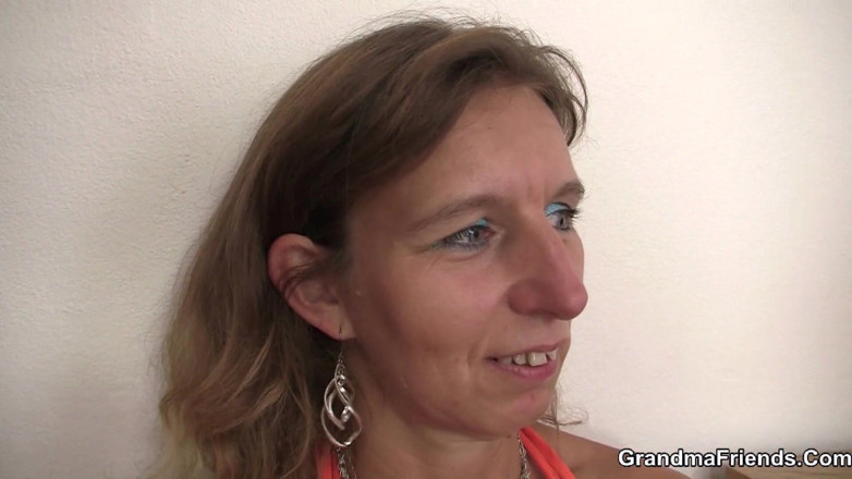 Grandma Friends: Sex în trei sexy într-o cameră de hotel