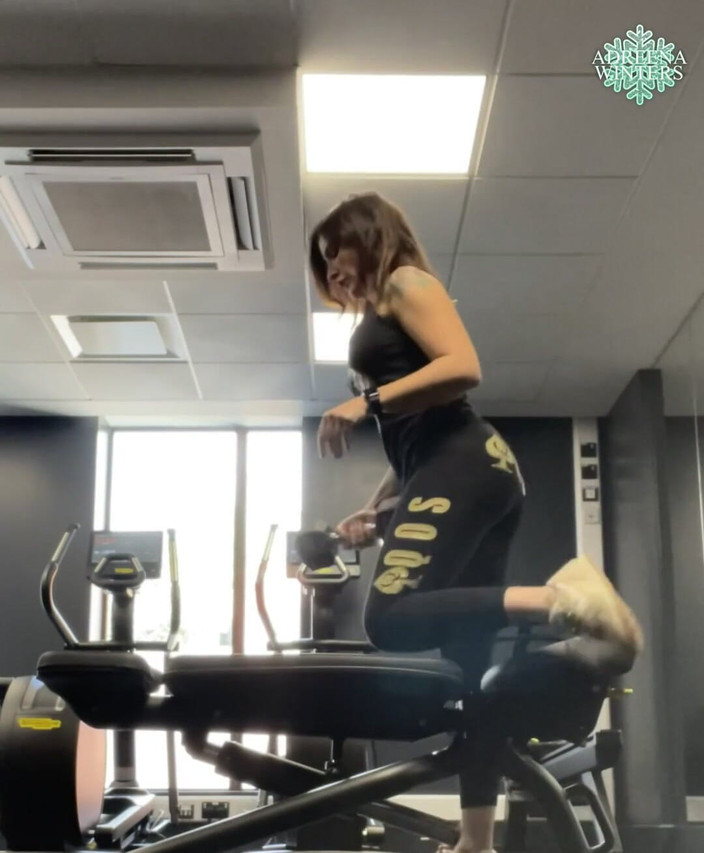 Adreena Winters: Recientemente recibí estas leggings QOS súper sexy y apretadas de...