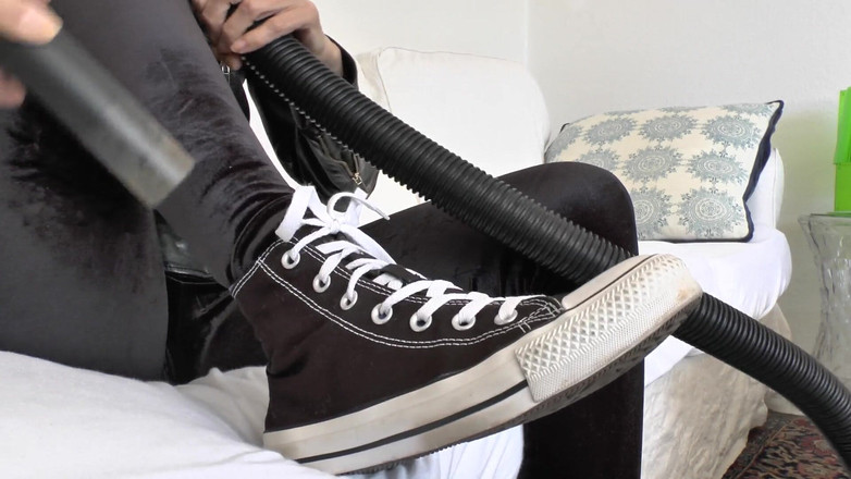 Lady Victoria Valente: Aspire tênis empoeirados e então você lava meus tênis! POV,...