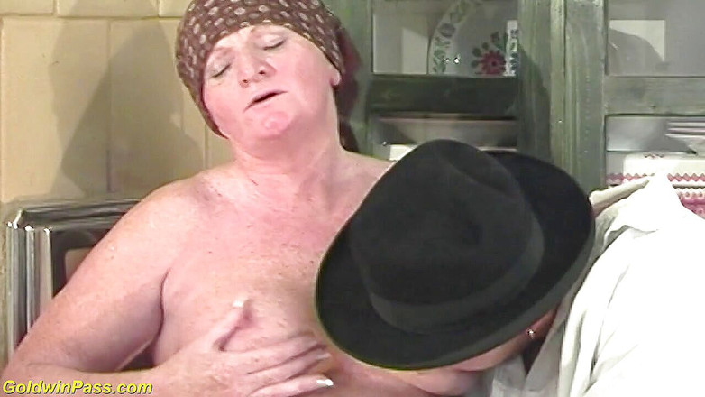 Goldwin pass: ぽっちゃり毛老婆は彼女の最初の荒い肛門性を楽しんでいます