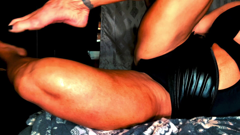Kandylegsxxx: Kandys Muscular Legs Control Your Load