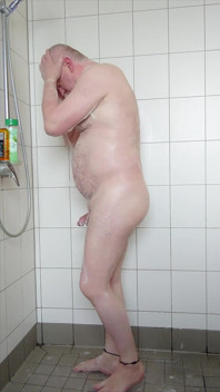 Sabun dan mandi di kamar mandi
