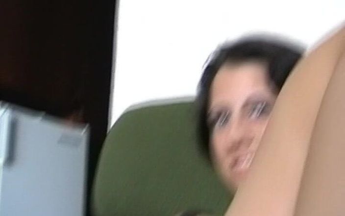 Enjoy German porn: ラッキーな男が2人の素晴らしいアマチュアドイツ人のティーンとセックス