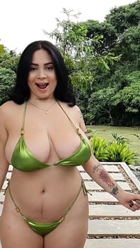 Kim velez si cewek semok dengan bikini super seksi lagi asik ngisap kontol besar