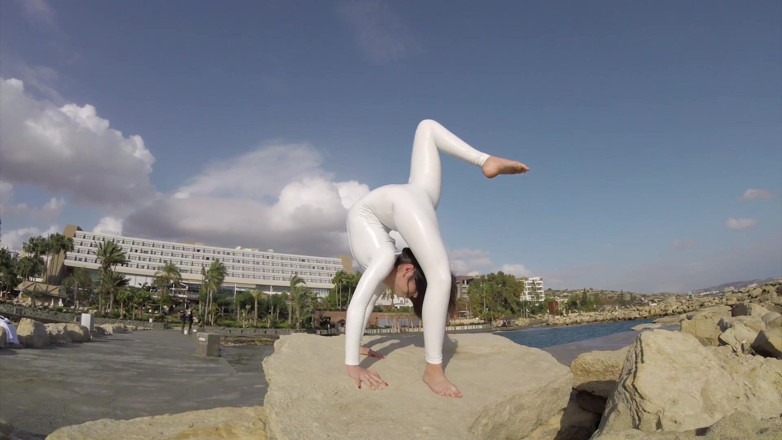 Flexilady: Contorsionistă elegnantă în Elastan alb