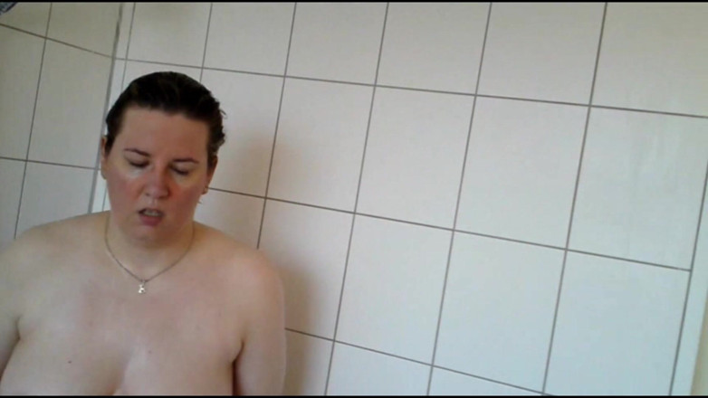 NylonjungeCarmen: Hon duschar i min lägenhet - del 2