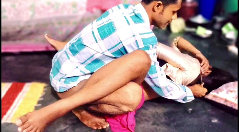 Amina begum: Indian Desi Bhabhi Pink Shari
