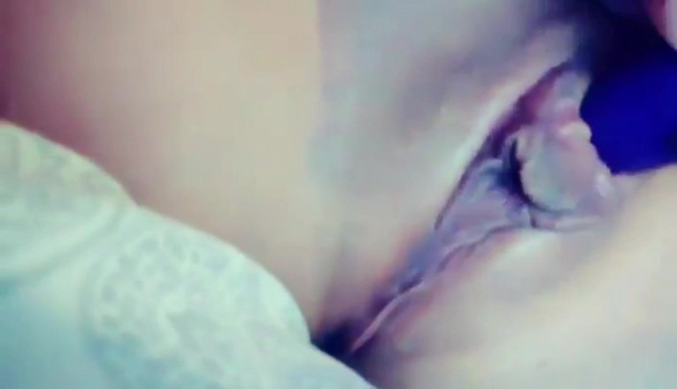 XxMysterycouplexx: Merintih dengan keseronokan dari alat penggetar.