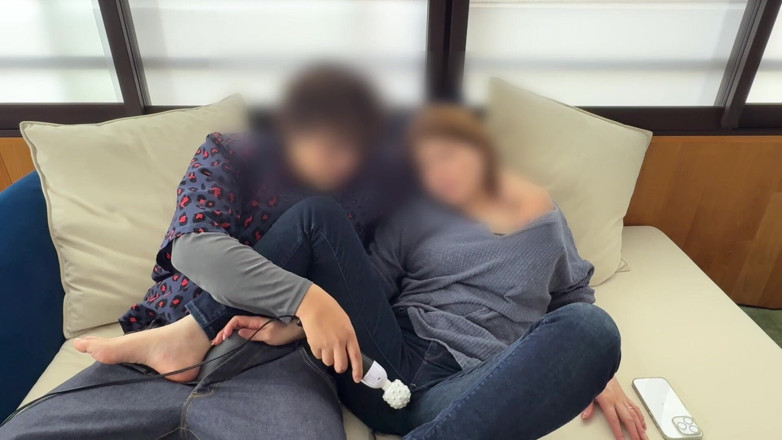 LuuLee0804: Married Woman Tormented with a Vibrator on the Sofa