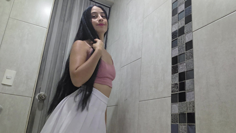 alexia twerk videos: ลองกระโปรงขาวบนลาก