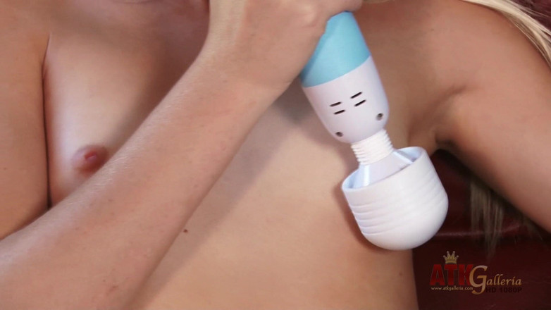 ATKIngdom: Christy Anderson se quita la lencería negra adquiere el enorme...