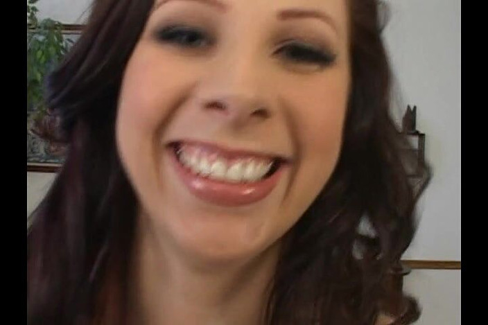 Hot Girlz: Очень красивая горячая милфа сосет симпатичный член и пьет сперму