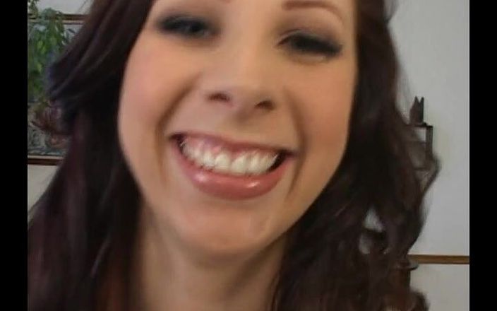 Hot Girlz: O mamă sexy foarte frumoasă suge o pulă drăguță și bea...