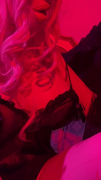 Rubber & Ava Fetishart geven perverse latex voetenbeurt deel 1