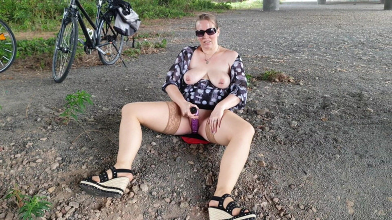 UserBitch1: My Outdoor Vibro Fuck