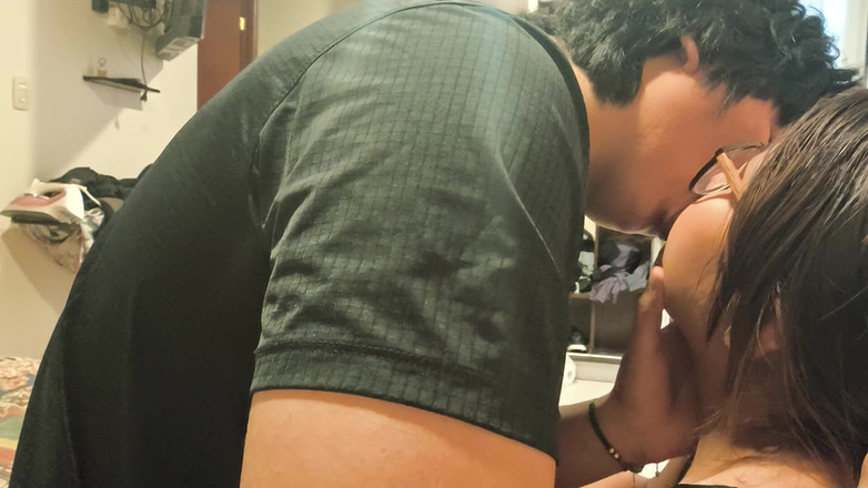 Moo DBOXXX: Una sessione di make-out con la matrigna single, lei è pazza