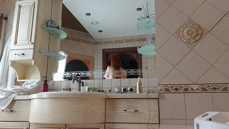 GinnaGg: Une femme charmante se prépare dans la salle de bain...