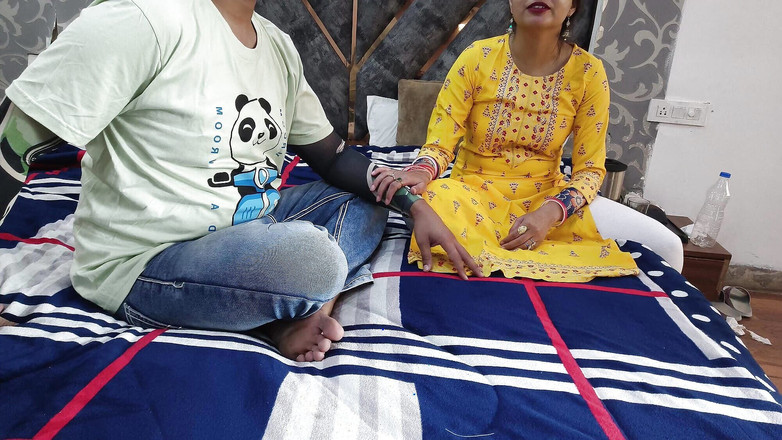 Hornycouple149: 印度继兄在岩石纸剪刀下迷路了，并说服用印地语与继妹做爱