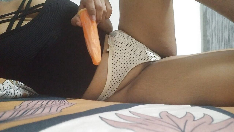 PATY PATY: Memekku yang haus seks lagi asik jilat sayuran