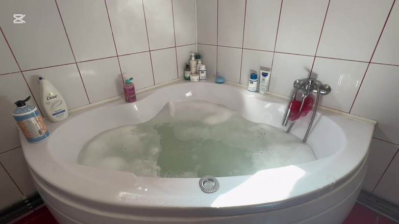 Emeli: ヘアウォッシュとマスターベート