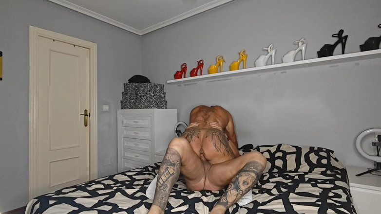 Danaxmuscles: वह मुझे बहुत जोर से चोदता है और मेरे मुंह में वीर्य डालता है