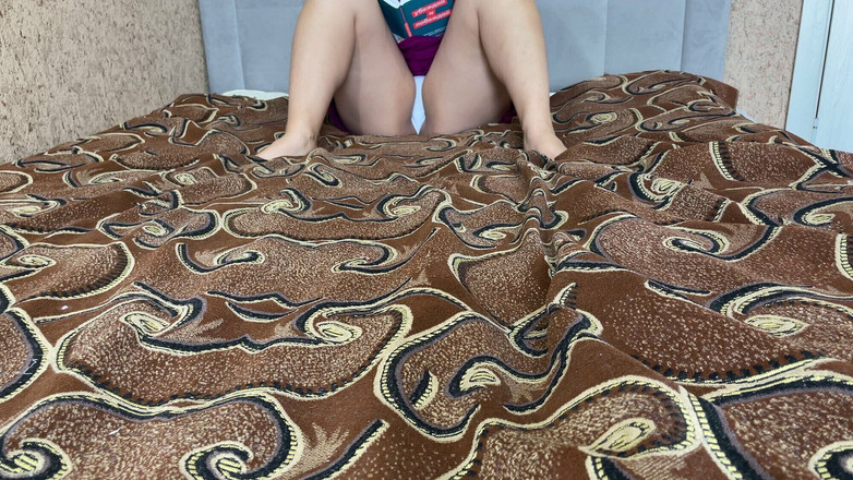 Lux Eva: Cewek seksi dengan celana dalam putih ini lagi asik baca...