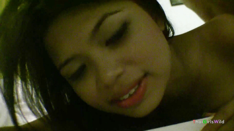 Thai Girls Wild: Küçük Asyalı kız yatakta dölleniyor