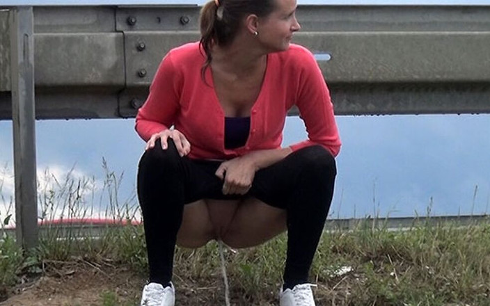 Puffy Network: Rušná silnice od Got2Pee, kde dívky přicházejí chcat