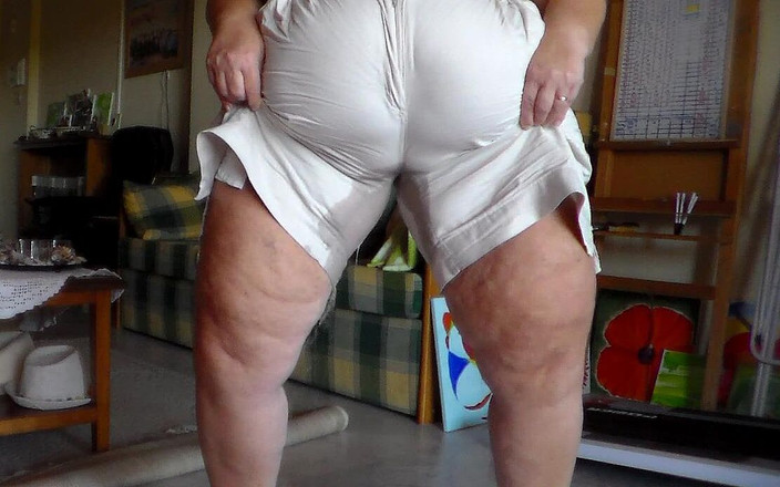 Sex hub couple: Jen은 그녀의 반바지를 입고 오줌을 싸고 있어