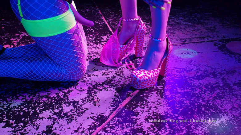 Yourfavecumslut: Hot Lesbian Sex in Uv Room