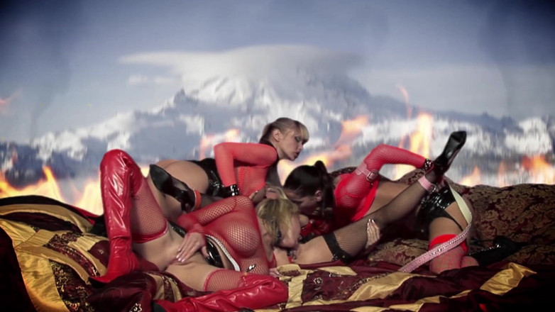 Content Candy: Des pompiers coquins à gros cul baisent une petite blonde