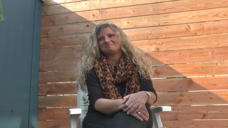 Deutsche Damen: İri göğüslü Alman sürtük büyük turuncu bir dildoyla oynuyor