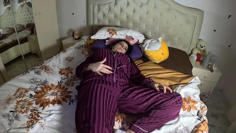 MilfyCalla: Nafsu Memegang Dalam Satin Pajamas - Pipi Tembam, Muka Merah &amp; Perjuangan...