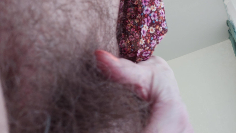GinnaGg: Chơi với băng vệ sinh trong cận cảnh đầy lông