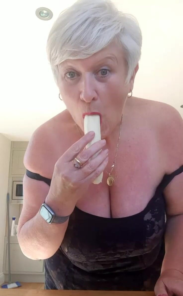 Uk Joolz: Comendo frutas e creme, enquanto sonha com seu pau