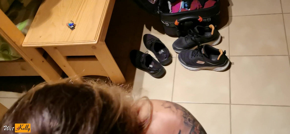 Wet Kelly: 饥渴的熟女求我操和射精