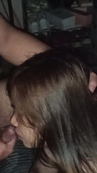 Verlegen Pinay zuigt aan de pik van haar vriendje
