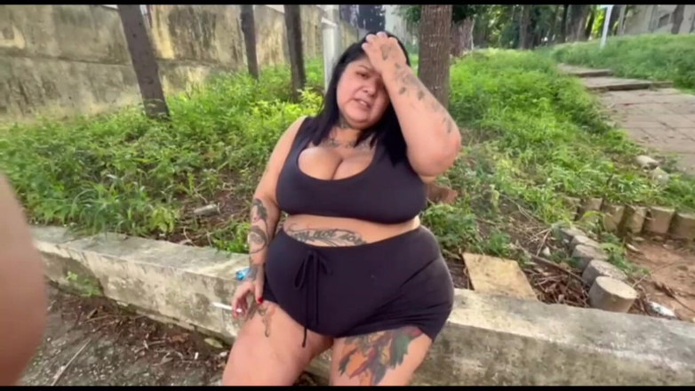 Mary Jhuana: Zeița BBW fumând țigara în public