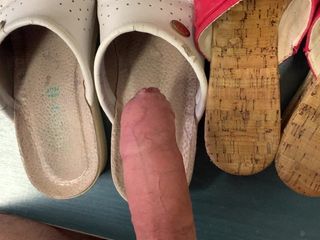 Curt's shoefucking adventures: Catholic girl&#039;s under-the-table sandals full of semen at work