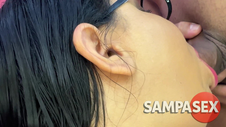 Sampasexcom: 통통한 MILF가 직장에서 큰 자지에게 자신을 내어준다