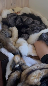 Mit viel Pelz spielen und necken! Masturbation in einem pelzmantel
