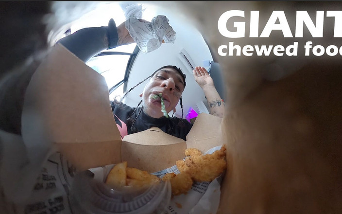 Dyavol: Raksasa mengizinkan manusia mungil untuk mengamatinya dengan seksama saat lagi...