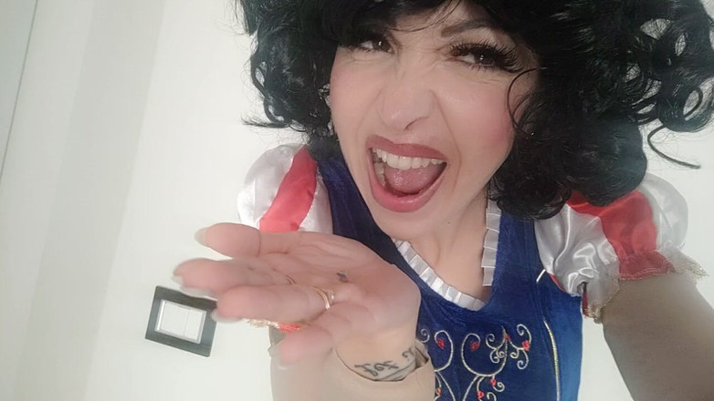 savannahamatoriale: Snow White awak, kerdil bodoh