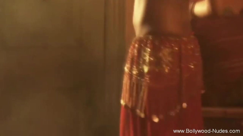 Bollywood Nudes: She learns how to seduce men this way