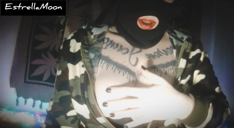 Estrella Steam: 戴面具和红唇的女孩一边玩弄她的大奶子一边抽烟