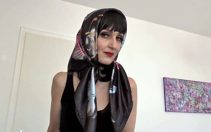 Lady Victoria Valente: Saten eşarp başörtüsü defilesi klibi