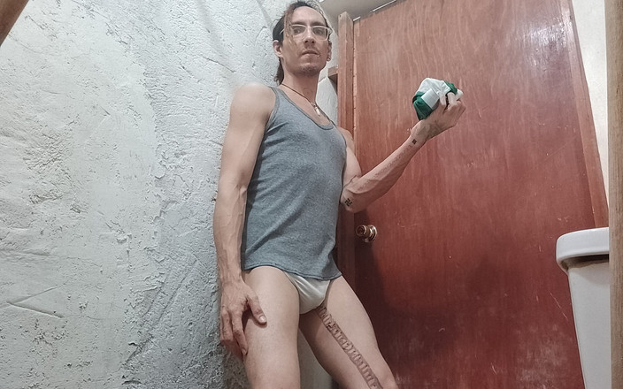 Raba erre elle: Un seul homme se filme en train d’uriner et utilise...